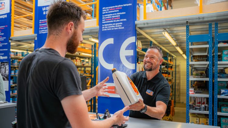 commercial-vendeur-en-magasin