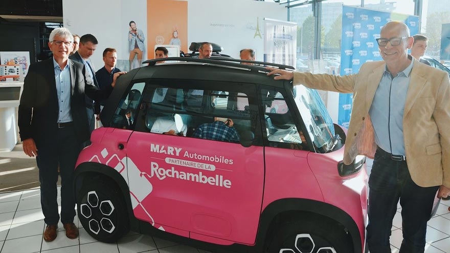 Une Citroën AMI rose pour la Rochambelle !