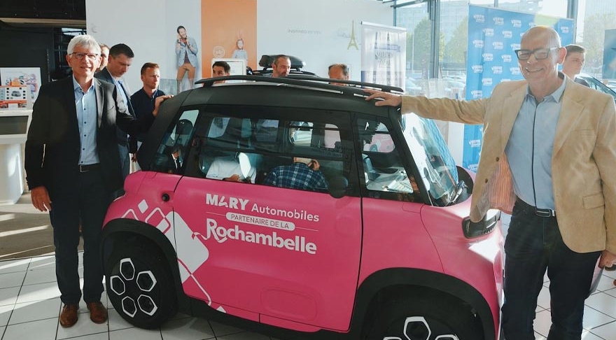 Une Citroën AMI rose pour la Rochambelle !