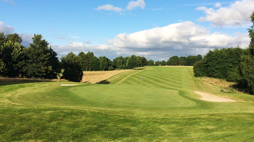 Sur les greens du Golf de Caen la mer avec Mary Automobiles