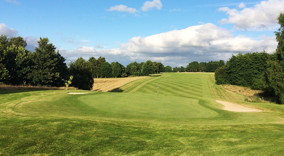 Sur les greens du Golf de Caen la mer avec Mary Automobiles